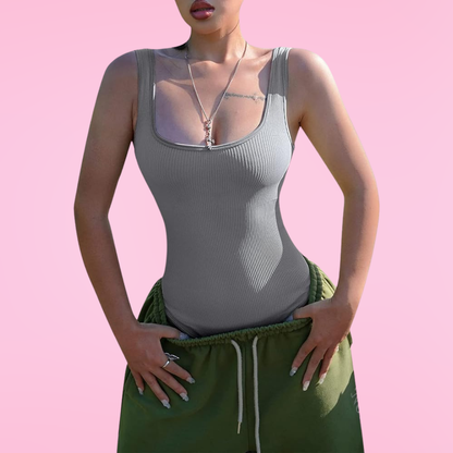 בגד גוף מחטב בסריגת ריב דגם נועם "נוחות של גופייה, לוק של דוגמנית."